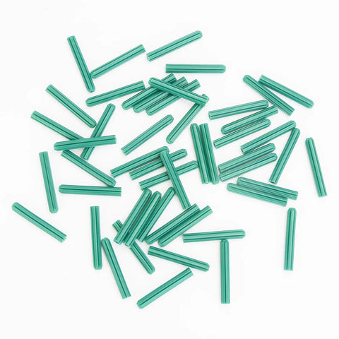 100 Pack 7mm One Quarter Inch Plastic Expansion Anchors 50mm Length Heavy Duty Green PE Wall Plugs scattered on a white surface
