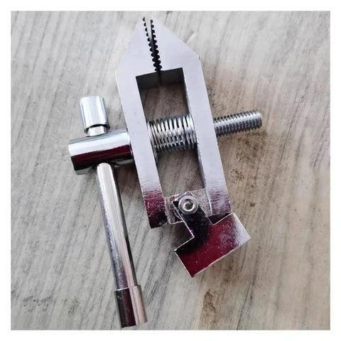 Push-Pull Force Gauge Test Bench Clamp For 0-18MM Range, 1000N Max Load, Lightweight 240G Portable Tension Chuck, DIY Tools Setup, Pro Grade Mini Bench Fixture HJJ-016 Compatible, Versatile Grip For Repeated Testing, Accurate Reading, Durable Alloy on wood surface