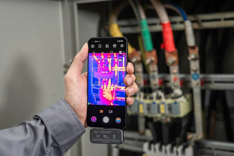 ISee Mobile Thermal Camera For iOS Type C 25Hz Real Time Image Sharing And Temperature Range Up To 1022 Degrees Fahrenheit in use