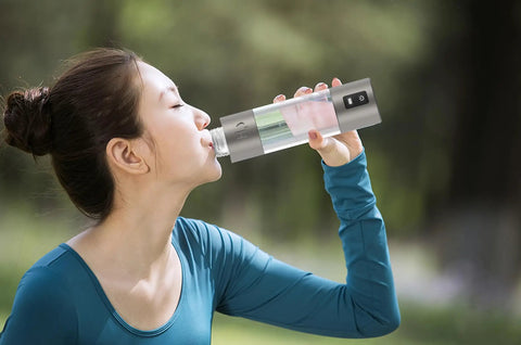 Person using Hydrogen Water Bottle With Inhaler For Drinking And Nose Breathing, Ultra High Purity 6000-8000 PPB Using SPE PEM Tech