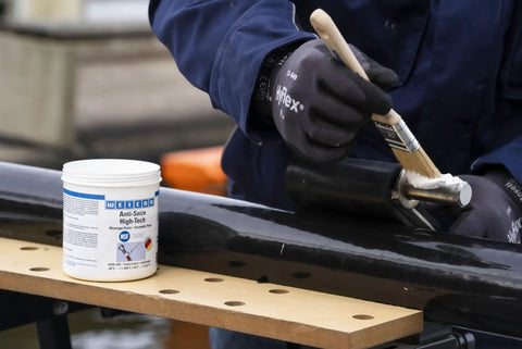 Application of Anti Seize High Tech Assembly Paste 450 G Metal Free High Temperature Resistant For Corrosion Protection on metal part
