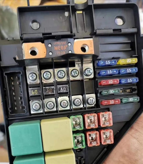 Inside view of Heavy Duty ANL Car Fuse Kit, 100 Piece Mega Bolt On Blade Fuses, assorted fuses from 40A to 400A, organized setup.