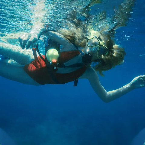 Diver using Mini Scuba Tank 1L For Short Dives, 10-20 Minute Air Tank With Aluminum Cylinder And Valves, in ocean practice.
