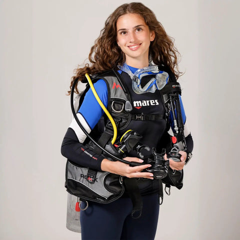 Person holding Abyss 22 Navy II Scuba Regulator Set First And Second Stage With 80 Cm Hose And Dynamic Flow Control in dive gear