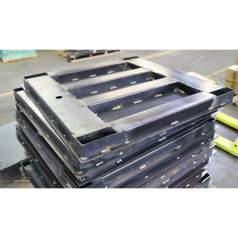 Commercial Pallet Scale With Printer, Digital Display Up To Two Thousand Pounds, Dead-On Accuracy On Tread Plate Bed, Built Tough For Gritty Warehouse Shifts And Smooth Logistics Hustles, stacked steel pallets.