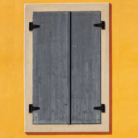 Outdoor wooden shutter with 10 Pack 2 Inch Matte Black T Strap Shed Hinges For Barn Doors And Gates Heavy Duty Strap Hinges