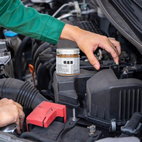 Mechanic applying Copper Thread Anti Seize Lubricant For Cars And Trucks, High Temp Automotive Grease For Brake Bolts And Wheel Bolts, 100g