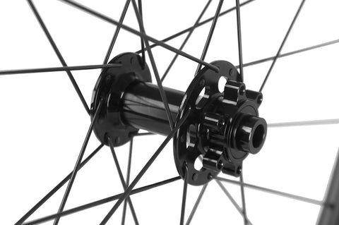 Close-up of center lock hub on carbon fiber disc brake wheelset for road bikes tubeless ready 28mm rim 55mm profile 700c