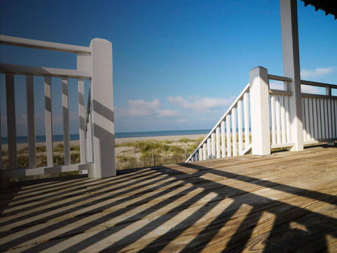 Wooden deck overlooking beach, showcasing deck built with DSVT4MB Deck-Drive DSV Wood Screw 10 x 4 Inch Flat Head T-25.