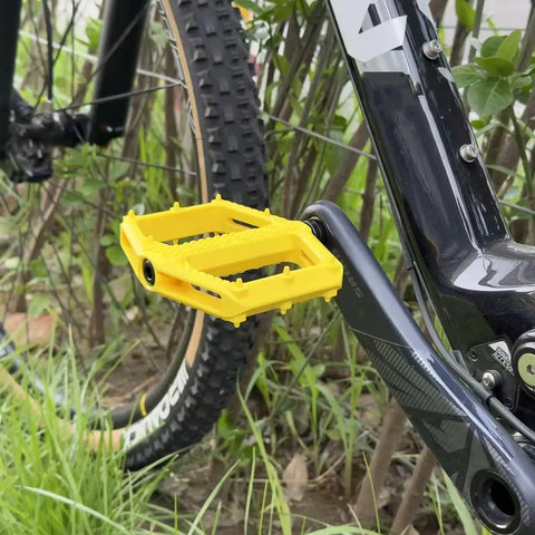 Flat Pedals For Mountain Road And Gravel Bikes Lightweight 154.5 Grams Each Wide Foot Surface Nine Sixteenth Inch Thread