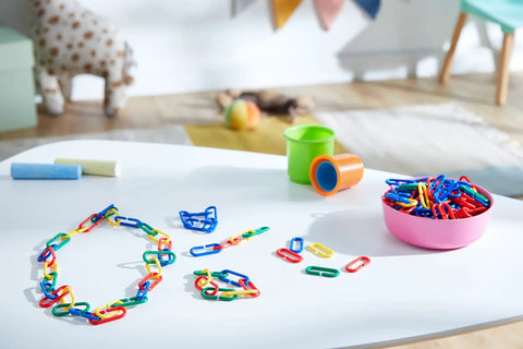 Link N Learn Links Kit For Creative Play And Fine Motor Skills, 500 Colorful Links In 4 Colors With Activity Guide And Storage Bucket on white table