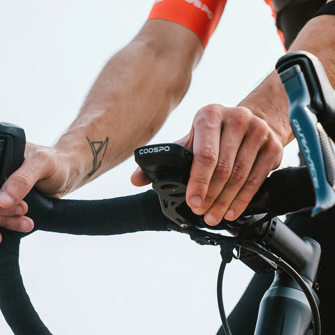 Cyclist mounting GPS Bike Computer With Wireless Cadence And Power Sensor Support 2.6 Inch Auto Backlight Display on handlebars.