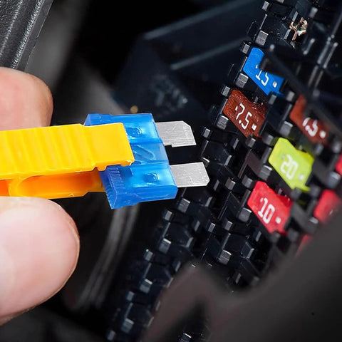 Using fuse puller to remove 10A fuse from 306 Piece Car Fuses Assortment Kit With Fuse Pullers And Circuit Testers For RV Truck Auto