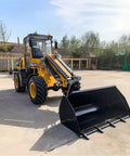 Heavy Duty 4WD Telehandler Forklift With Flexible Reach Boom For Smooth Material Moving And Toughest Job Sites in outdoor setting