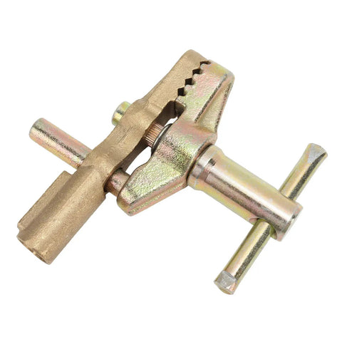 Top Notch Welding Ground Clamp With Robust Brass And Iron Build For Serious Pros Reaching Strong 800 Amp Capacity close-up view of durable clamp