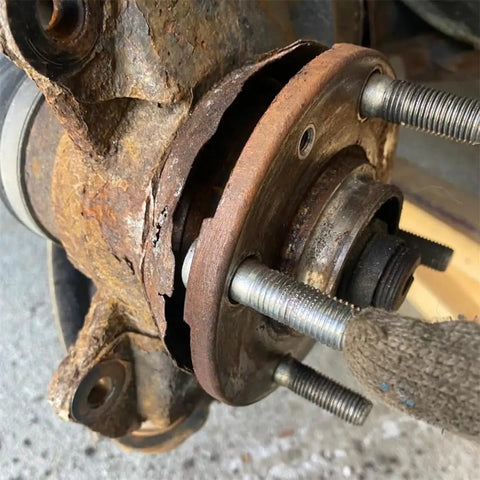 Rusty wheel hub with exposed 5 Pack M12x1.5 Wheel Studs For Hyundai And Kia Cars And SUVs 1998 2024 Sonata Elantra Tucson