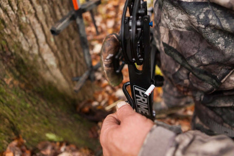 Jaw Hook Hoist Rope For Treestands, 35 Ft Heavy Duty Braided Poly Rope With Rubber Coated Hook, Reflective Weather Resistant, 75 Lbs Capacity, Silent No Clip Design For Quick, Easy Lifts Built Tough, used to lift a compound bow in a tree stand