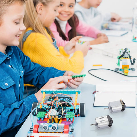 Children assembling STEM projects with 40 Pack DC Motors 1.5 To 3 Volt 23000 RPM Mini Hobby Electric Motors on a table.