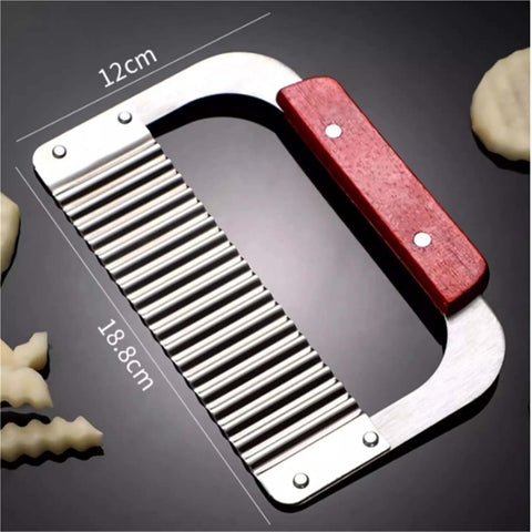 Front view of SPXTOM handhold crinkle cutter with stainless steel wavy blade and red wooden handle, 18.8 cm long