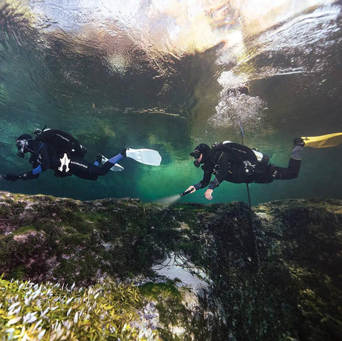 Two divers using Donut Wing For Technical Scuba Diving With Inflator Hose And K Style BPI 40 Lbs 18 Kg Capacity in open water
