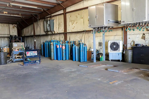 Slash The Sweltering Heat With This Heavy Duty Evaporative Swamp Cooler Featuring A 32 Gallon Tank Variable Speeds And A Massive 4500 Cfm To Keep Your 1200 Square Feet Patio Barn Or Restaurant Cool in a work environment.