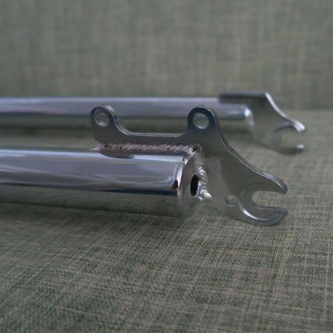 Close-up of the beefy rigid bicycle fork ends for 26 inch 700C 29er wheels with a 28.6mm triple tree, non-suspension, threadless 1 1/8 steerer.