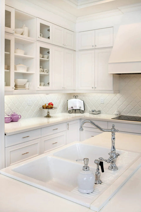 Modern kitchen with white cabinetry and Swivel LED Under Cabinet Light 22 Inch With 90CRI In White Finish Choose 3000K 3500K Or 4000K CCT.