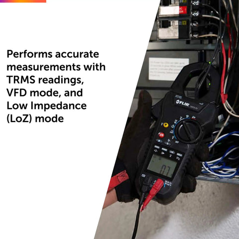 Technician using Solar String Clamp Meter With METERLiNK Wireless Connectivity for electrical inspection, CAT III 1500 V