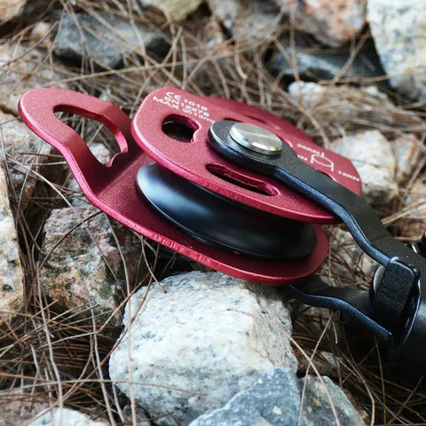 Self Locking Pulley With Progress Capture Swing Side For Heavy Hauling And Lifting System Aluminum Alloy Wheel 400 Kg Load 25 KN Breaking Strength Ball Bearings 8 To 12 Millimeter Rope Compatibility 18cm By 7.5cm Anodized Finish Black red pulley on rocks