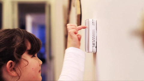 Child using ZigBee Edition Smart Thermostat For Easy Comfort Control In Your Home Heating And Cooling Compatible With SmartThings SwannOne