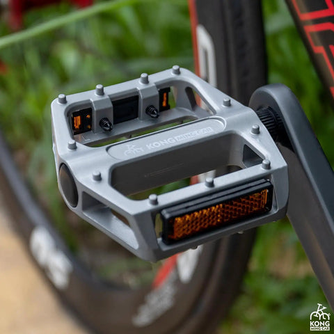 Lightweight Aluminum Alloy Mountain Bike Pedals Flat Nine Sixteenth Inch Axle With Reflectors, wide platform, close-up view