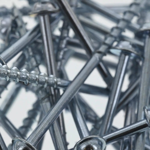 Close-up of zinc-coated self-tapping wood pocket hole screws with coarse thread and Torx drive for indoor use.