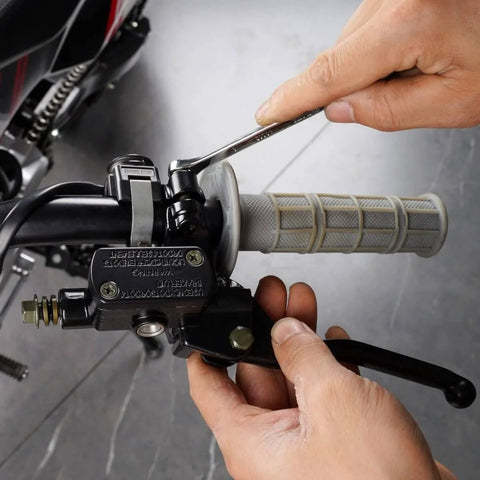 Installing Left Hydraulic Brake Clutch Master Cylinder Lever With 8mm Banjo Bolt For 7 8 Inch Handlebars on a Dirt Bike