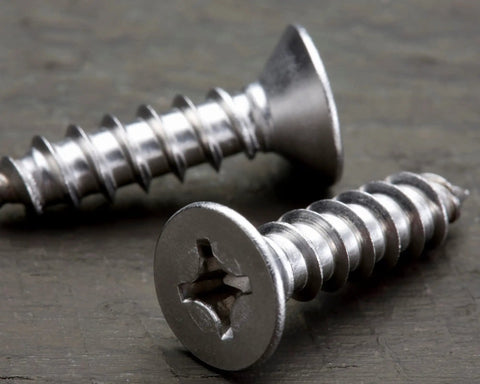 Top Shelf Gauge 4 By One Half Inch 304 Stainless Steel Wood Screws With A Smooth Phillips Drive And Deep Cut Fine Threads Built Tight For Heavy Duty Framing And Decking Projects Offering A Sweet Bang For Your Buck In A 100 Piece Pack, close-up showing heads and threads.