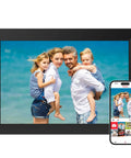 10.1 Inch WiFi Digital Photo Frame With 1280x800 HD IPS Touch Screen Auto Rotate, showing family photo with Frameo app on phone