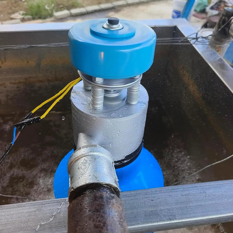 Portable 400W Micro Hydro Water Generator Turbine Power Unit 220V Home and Outdoor Hydroelectric Wheel in operation in water tank.