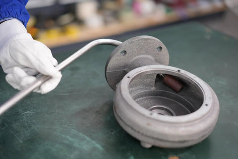 Heavy Duty Pneumatic Air Die Grinder 18000 Rpm With 1/4 Collet, showing internal components and handle during assembly process.
