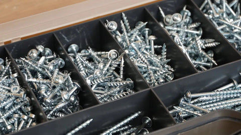 Pocket Hole Screws Set 500 Piece Assortment Pro Grade Bulk Pack In Plastic Storage Box For Woodworking Heavy Duty Zinc Plated Self Tapping Screws With Fine And Coarse Threads For Clean Hidden Fasteners in black plastic compartments.