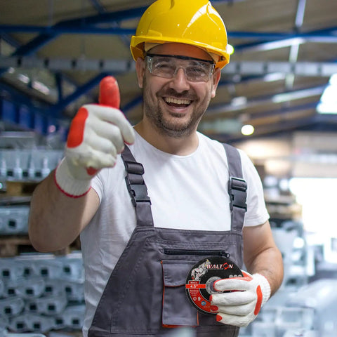 Worker holding Cut Off Wheels 50 Pack 4 1/2 Inch Cutting Discs For Angle Grinder Metal And Stainless Steel in factory
