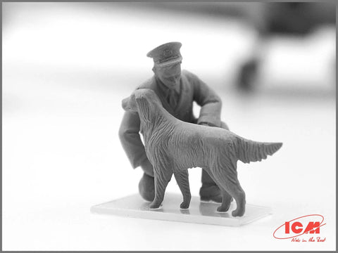 Plastic Military Aircraft Crew Figure Kit With RAF Pilots And Ground Crew From 1939 1945, pilot with dog on display