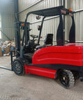 1 To 5 Ton Battery Powered Electric Forklift For Warehouse Cargo Handling Industrial Stacker With Four Wheels side view in warehouse interior.
