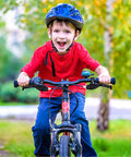 Child riding bike with Kid Friendly Bike Brake Levers Universal 22mm Fit Short Reach Ergonomic Grips For Small Hands