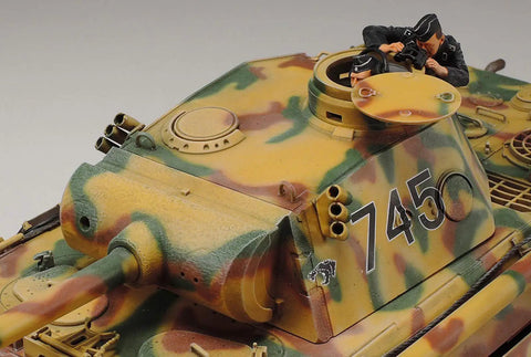 1:35 Scale Panzer Panther Ausf. D Military Vehicle Model Kit with commander torso and crew figures, Sd.Kfz.171 Build.