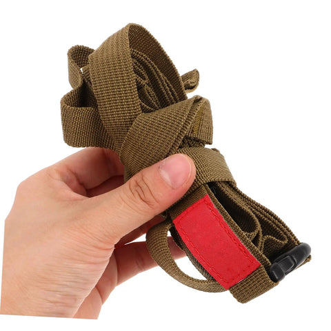 Hand holding Outdoor Clothesline Rope Kit For Camping And Travel Non Slip Quick Fastening Drying Line Portable Laundry Line For Hiking Hotels.