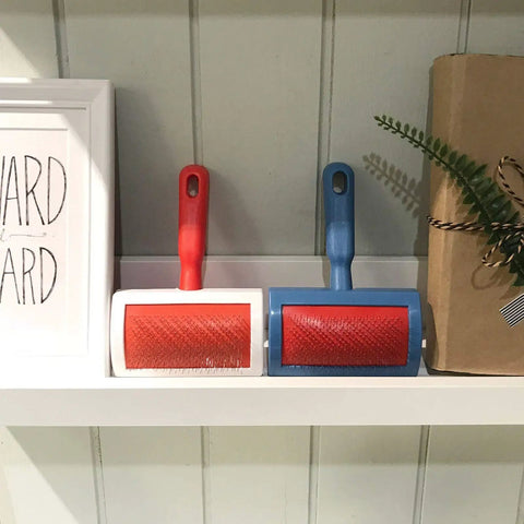 Red and blue curved slicker brushes for fur and sheepskin rugs pet grooming tool with stainless steel pins on shelf