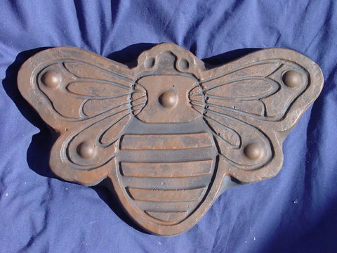 Bee Shaped Plastic Craft Mold For Concrete And Cement DIY Stepping Stone Mold Easy To Use For Creating Decorative Garden Stones