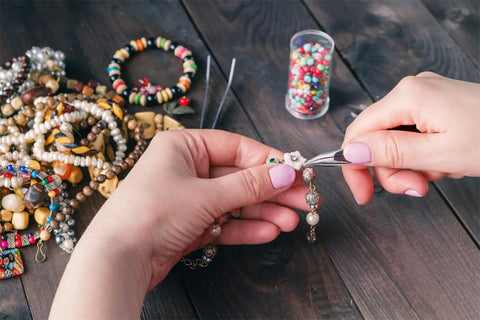 Jump Ring Jewelry Making Kit With 1200 Silver And Gold Rings Pliers Tweezers Opener And Brass Ring Tools For Necklace Repairs And DIY Jewelry Projects in use