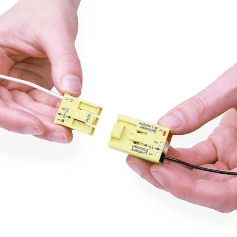 Hands holding Luminaire Disconnect Connector, 3-Pole, For Switching And Dimming Applications, Yellow, 873-903, Jar Of 100