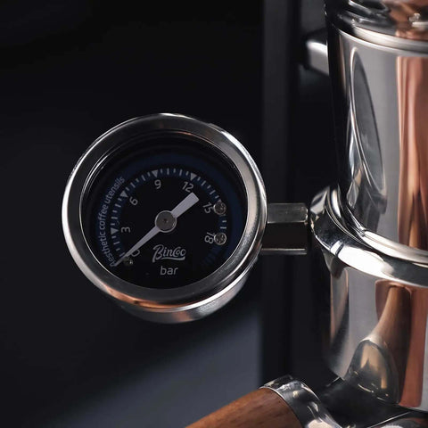 Close-up of pressure gauge on Manual Espresso Maker Set Hand Press Espresso Machine With Dual Lever And 12 Bar Pressure Profiling