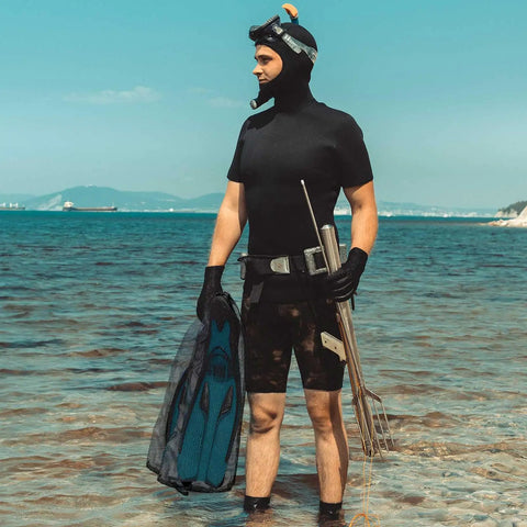 Diver holding 2 Pack Diving Snorkeling Mesh Drawstring Bags 29.5 x 10.8 Inches Black Gear Bags For Snorkel Fins And Dive Equipment Travel Backpacks